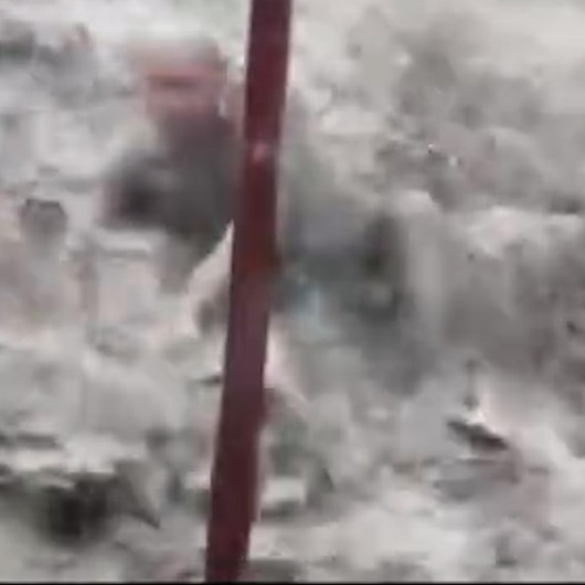 Yaşlı adam sel sularına böyle kapıldı