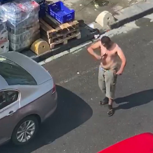 Kadıköyde korku dolu anlar: Elindeki satırla kendini kesti