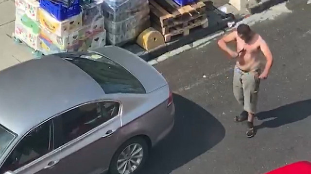 Kadıköy'de korku dolu anlar: Elindeki satırla kendini kesti