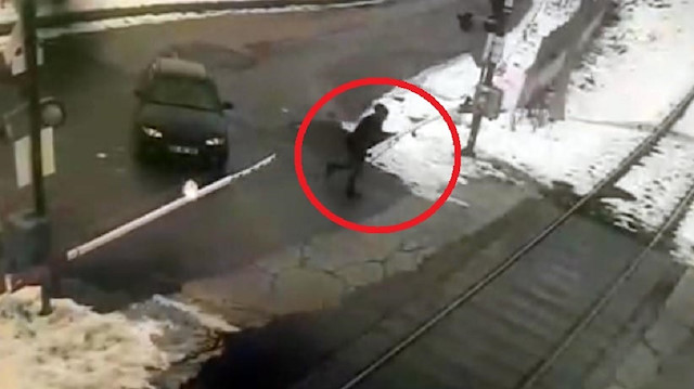 Trenin geçişini 1 dakika beklemeyip bariyerleri kırdı