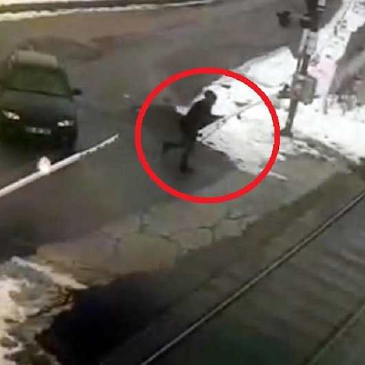 Trenin geçişini 1 dakika beklemeyip bariyerleri kırdı