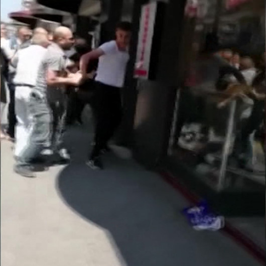 Maske takın uyarısı yapan polise bıçaklı saldırı kamerada