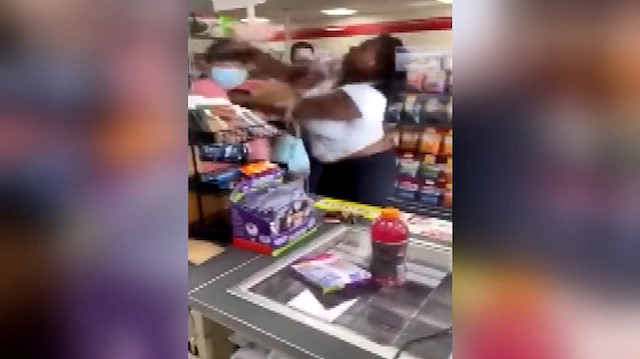 Siyahi kadın kendisine 'negro' diyen kadını yumrukla yere serdi