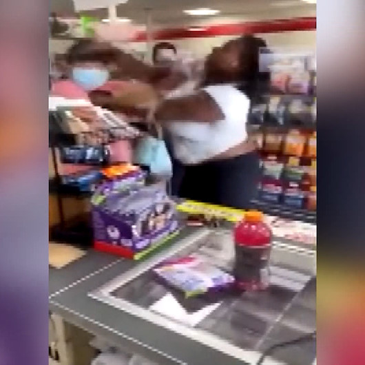 Siyahi kadın kendisine negro diyen kadını yumrukla yere serdi