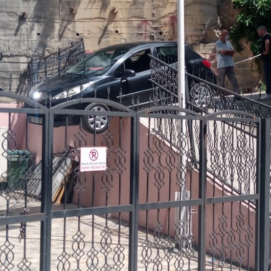 Kontrolden çıkan otomobil havada asılı kaldı