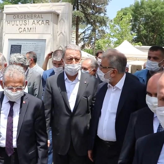 Kayseride ismini taşıyan camide cuma namazını kılan Hulusi Akara sevgi seli