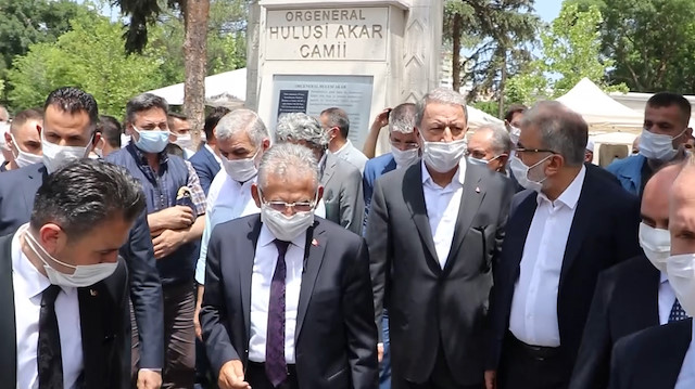 Kayseri'de ismini taşıyan camide cuma namazını kılan Hulusi Akar'a sevgi seli