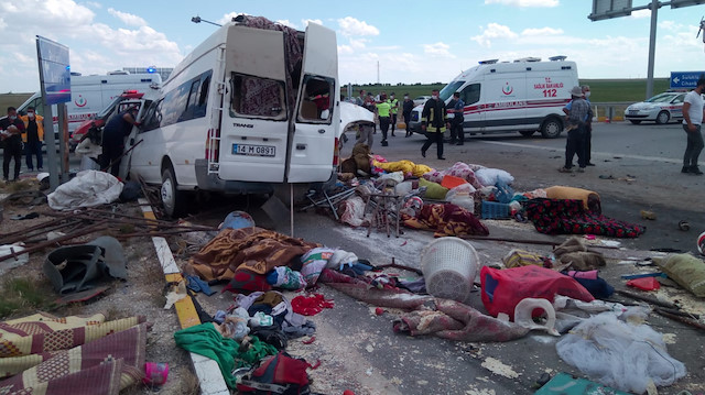 Konya'da tarım işçilerini taşıyan minibüs ile tır çarpıştı: 6 ölü.
