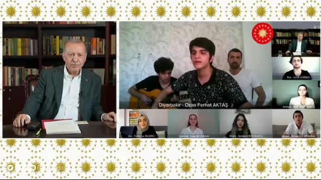 Cumhurbaşkanı Erdoğan ve Diyarbakırlı gençler. 