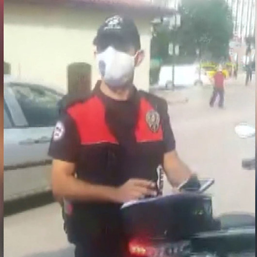 Maskesi kolunda gezen vatandaş polisle tartışmasını canlı yayınladı: O ceza kağıdını yırtacağım, beni maskeden dolayı içeri mi atacaklar?