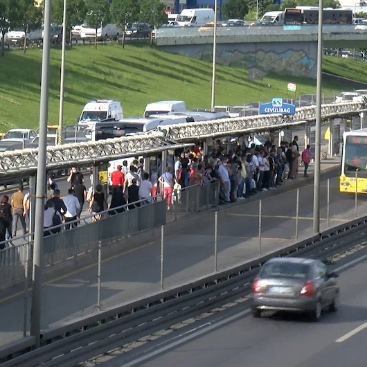 Cevizlibağ metrobüs durağındaki yoğunluğun önüne geçilemiyor