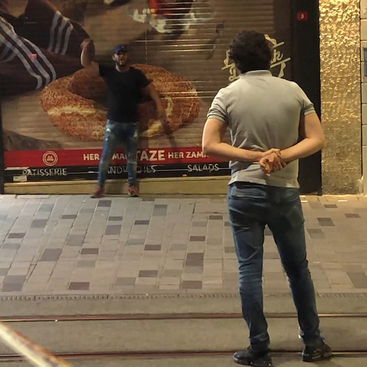 İstiklal Caddesinde panik anları: Elinde kesici alet olan bir şahıs önce çevreye daha sonra kendine zarar verdi