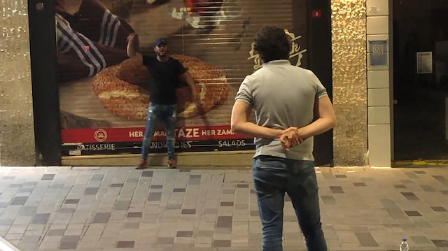 İstiklal Caddesi'nde panik anları: Elinde kesici alet olan bir şahıs önce çevreye daha sonra kendine zarar verdi