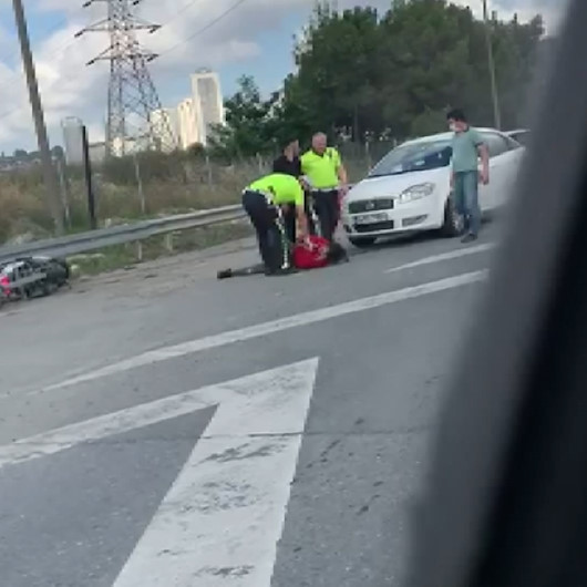 Emniyet şeridinde ilerleyen motosikletliye arkasından gelen otomobil çarptı