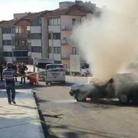 Yanan otomobile bahçe hortumuyla müdahale etti