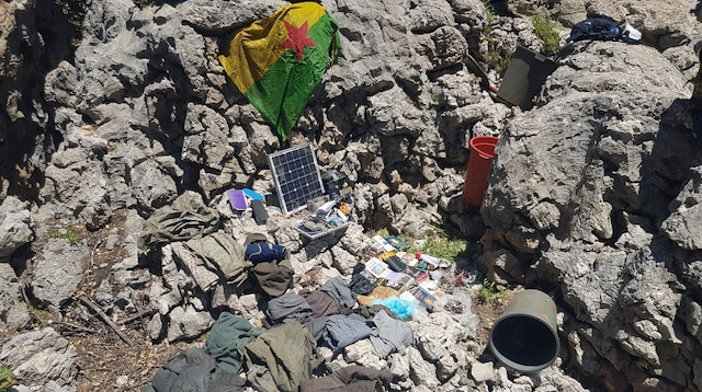  20 Haziran tarihinde yakalanan teröristin sorgulamasında PKK/KCK’nın kış üslenmesi yaptığı 2 sığınağın yerini gösterdi.