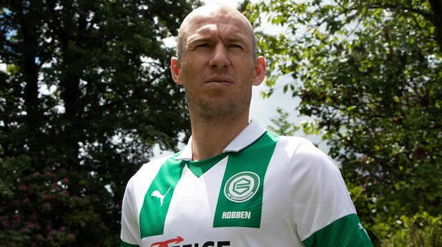 36 yaşındaki Arjen Robben,  futbol kariyerine devam edeceğini açıkladı.