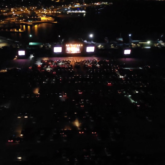 Türkiyede ilk: Yenikapıda arabalı konser verildi