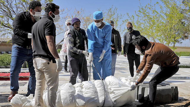 İran'da yeni tip koronavirüs nedeniyle hayatını kaybedenlerin sayısı 10 bini geçti. 
