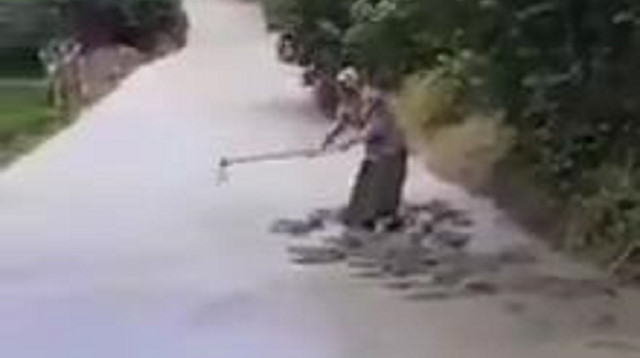 Yaşlı kadın yola dökülen betonu böyle tahrip etti.