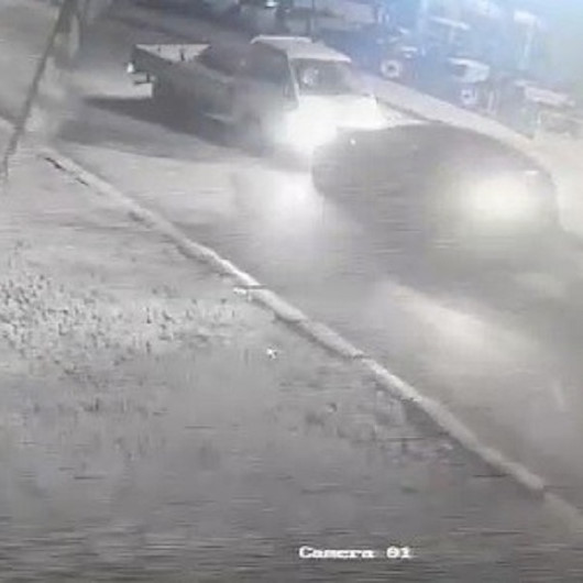Alkollü sürücüler kafa kafaya çarpışıp hiçbir şey olmamış gibi yollarına devam etti