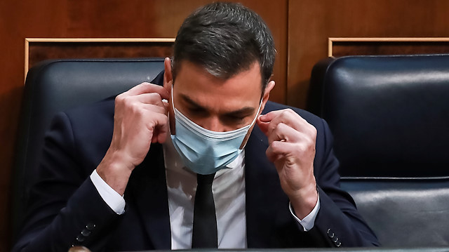 Spanish Prime Minister Pedro Sanchez takes of his face mask at the start of a session to request a sixth extension of the state of emergency amid the coronavirus disease (COVID-19) outbreak at Parliament in Madrid, Spain, June 3, 2020. Dani Duch/Pool via REUTERS

