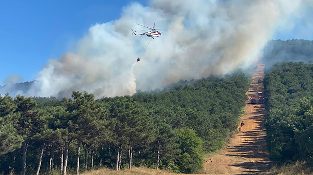 Yangına helikopterlerde müdahale ediyor. 