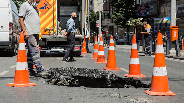 Çöken yol trafiğe kapatıldı. 