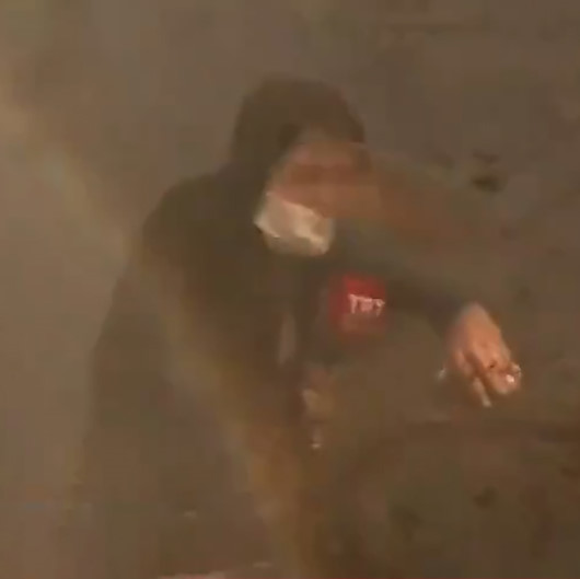 TRT Haber muhabiri yangın söndürme çalışmalarının arasında kaldı