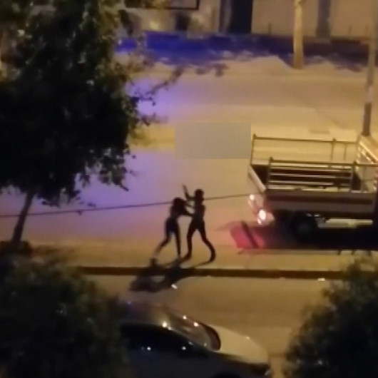 Sokak ortasında kız arkadaşını yumruk ve tokat atarak darp etti
