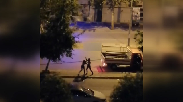 Sokak ortasında kız arkadaşını yumruk ve tokat atarak darp etti