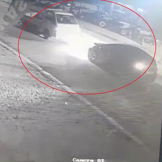 Bursada alkollü iki aracın kafa kafaya çarpışma anı kamerada