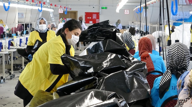  İşçilerin sosyal mesafe kuralına uygun olarak maskelerle çalıştığı fabrika Sağlık Bakanlığı’ndan gelen talepleri de karşılıyor.