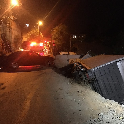 Sarıyer’de şarampole uçan kamyon kamerada