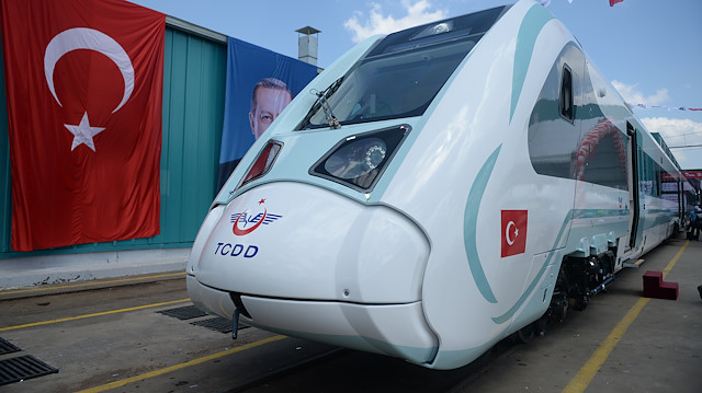 "Türkiye Vagon Sanayi Anonim Şirketi'nin (TÜVASAŞ) Adapazarı ilçesindeki fabrikasında düzenlenen Milli Elektrikli Tren Seti'nin Fabrika Testleri Töreni'nde konuşan Karaismailoğlu, Bakanlık olarak, Türkiye'nin büyük başarılarla dolu bugüne gelen yenilikçi ulaştırma ve altyapı geleneğini devam ettirip güçlendirerek geleceğe taşıdıklarını kaydetti.