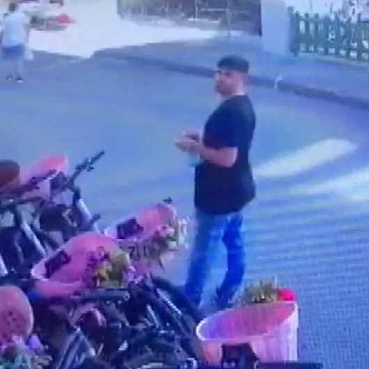 Güvenlik kamerasına baka baka bisiklet çaldılar