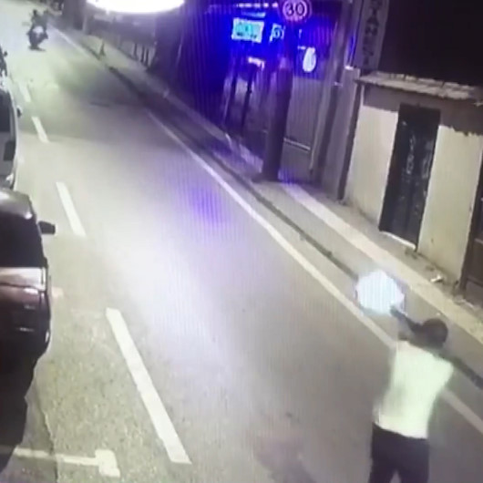 Sabah namazına giderken çatışmanın ortasında kalan yaşlı adam kurşunların hedefi oldu