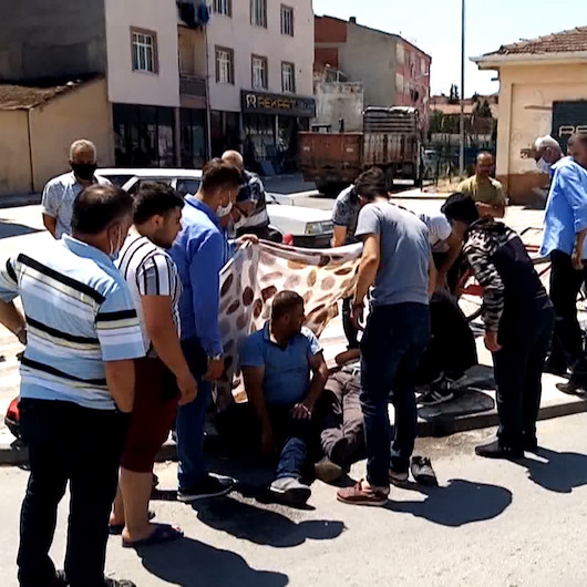 Kazazedeleri çarşaf açarak ambulans gelene kadar güneşten korudular