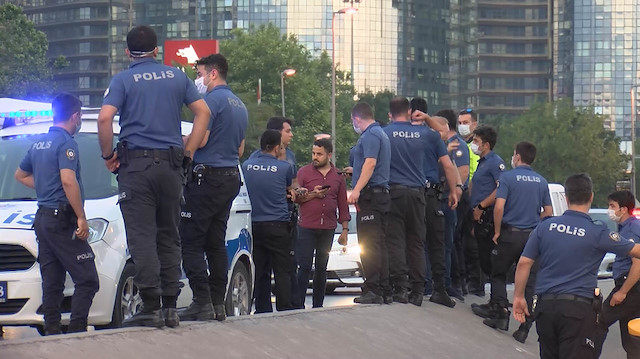 Şirinevler yan yolda yolu kapatan çok sayıda polis, taksiyi durdurdu