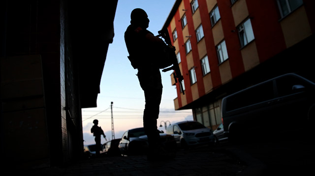 5 ilçede 400 polisin katılımıyla 53 adrese eş zamanlı operasyon düzenlendi.