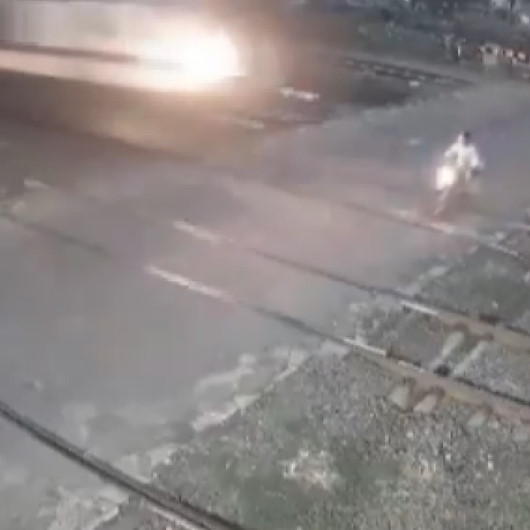 Hindistanda feci kaza: Motosiklet sürücüsü trenin altında kaldı