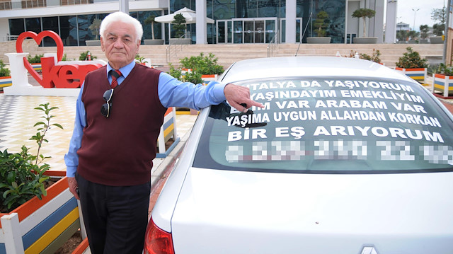 Bahtiyar Doğan, 2017 yılında otomobilinin arka camına yapıştırdığı ilanla aylarca kendine eş aradı.