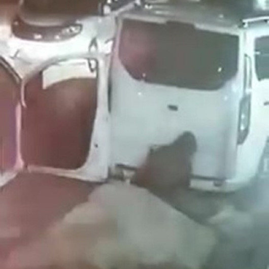 Minibüsün altındaki stepne lastiği söküp çaldı