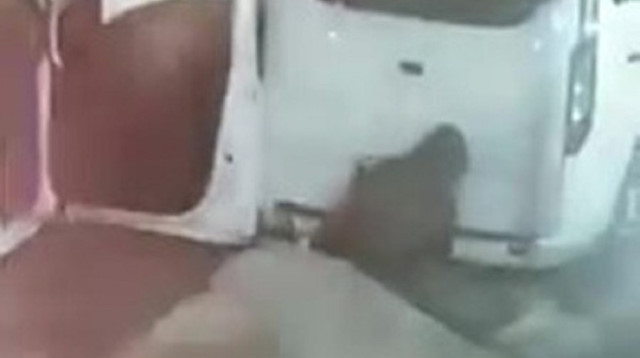Minibüsün altındaki stepne lastiği söküp çaldı