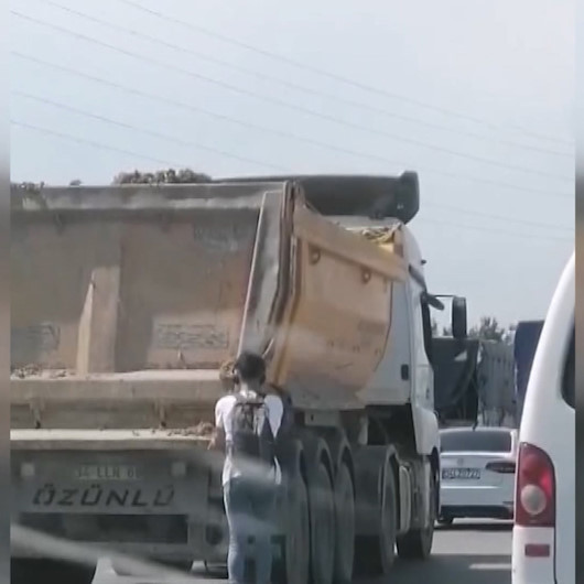 Hayatını hiçe saydı: Patenli gencin hafriyat kamyonuna tutunarak yaptığı tehlikeli yolculuk kamerada