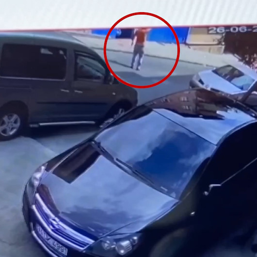 Yaşlı kadını kapkaç yapan motosikletli iki kişi kaza yaptı: Olayı gören vatandaş yarı çıplak kapkaççıların peşine düştü