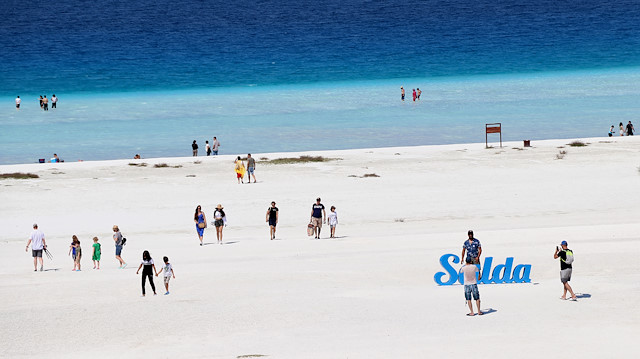 Salda Gölü, her gün Türkiye'nin her yerinden yüzlerce kişiyi ağırlamaya başladı.