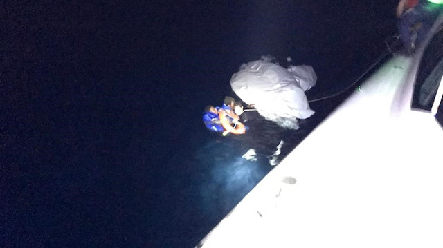 Botta bulunanlar Sahil Güvenlik ekiplerince kurtarıldı. 