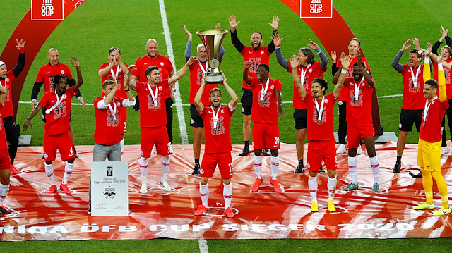 Salzburglu futbolcular şampiyonluk kupasını büyük coşkuyla aldı.