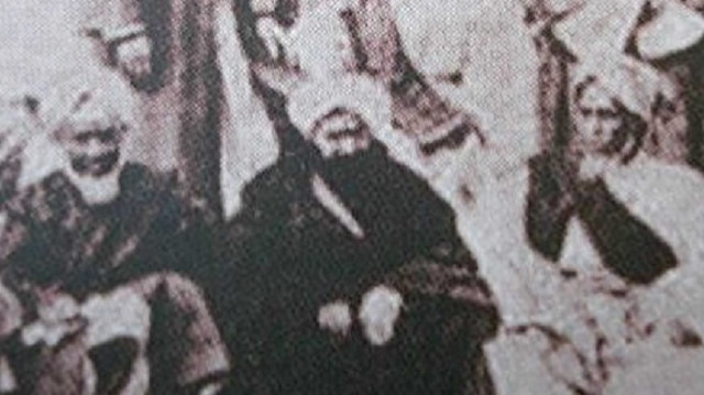 Ebubekir Efendi'nin tek fotoğrafı. (Ortada oturan siyah cüppeli)